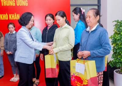 Bà Rịa- Vũng Tàu: Thường trực Ban Bí thư Trương Thị Mai chúc tết, tặng quà các công nhân
