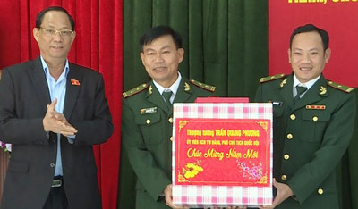 Phó Chủ tịch Quốc hội Trần Quang Phương đã đến thăm, chúc Tết người dân tỉnh Quảng Ngãi