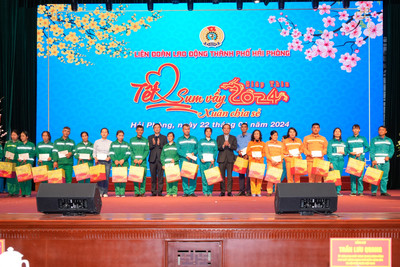 Phó Thủ tướng Trần Lưu Quang thăm tặng quà Tết công nhân và gia đình chính sách tại Hải Phòng