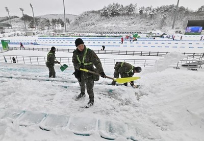 Hàn Quốc: Huỷ gần 350 chuyến bay trong một ngày do tuyết rơi dày và gió mạnh