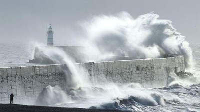 Hai cơn bão cực mạnh càn quét nước Anh trong ba ngày