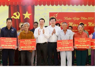 Chủ tịch nước Võ Văn Thưởng thăm, tặng quà Tết nhân dân vùng biên giới tỉnh Đồng Tháp