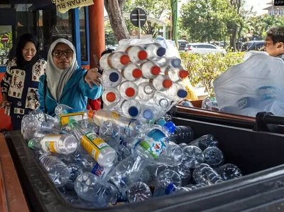 Độc đáo mô hình đổi rác thải nhựa tại Indonesia