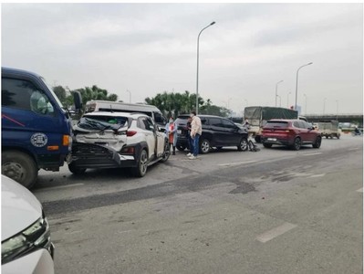 Hà Nội: Tai nạn liên hoàn trên đường Lê Quang Đạo, 6 ô tô hư hỏng nặng