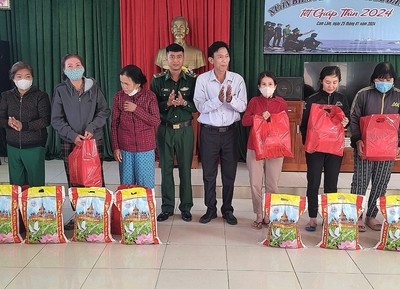 Tặng 90 phần quà tết khu vực biên giới biển huyện Cam Lâm