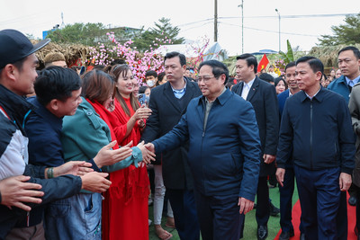 Thủ tướng Phạm Minh Chính trao quà Tết cho người nghèo và người lao động tại Thanh Hóa