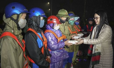 Hà Tĩnh: Tặng bữa ăn cho công nhân môi trường làm việc trong đêm rét