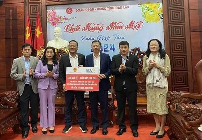 Chủ tịch Hội đồng Dân tộc Quốc hội trao tặng quà Tết người dân Đắk Lắk