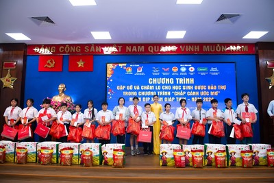 Hoa hậu Nguyễn Thanh Hà tặng quà cho trẻ em mồ côi vì dịch Covid-19