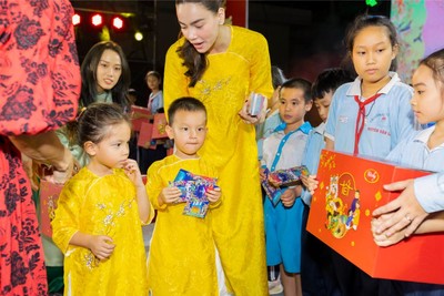 Gala nhạc Việt tặng quà Tết cho 530 trẻ em khó khăn tại TP.Hồ Chí Minh