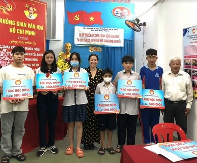 Tân Phú, TP.HCM: Chung tay chăm lo các hộ khó khăn, học sinh nghèo