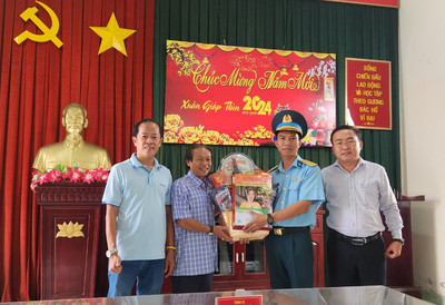 Tạp chí Môi trường và Đô thị Việt Nam thăm, chúc Tết Tiểu đoàn Tên lửa 166
