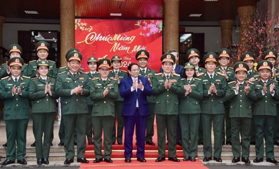 Thủ tướng Phạm Minh Chính thăm, chúc Tết Trường Đại học Văn hoá Nghệ thuật Quân đội