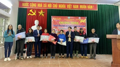 Bắc Giang: Trao quà tết cho hộ nghèo tại xã Cao Xá (Tân Yên) nhân dịp Tết nguyên đán Giáp Thìn