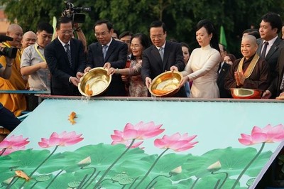 Chủ tịch nước Võ Văn Thưởng cùng kiều bào "tiễn ông Táo" trên sông Sài Gòn