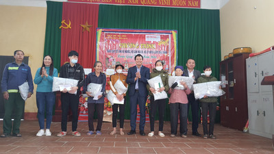 Tạp chí Môi trường và Đô thị Việt Nam trao tặng quà Tết cho hộ nghèo tại xã Cao Xá