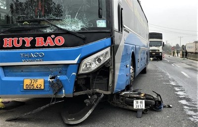 Hà Tĩnh: Va chạm với xe khách, hai vợ chồng tử vong thương tâm