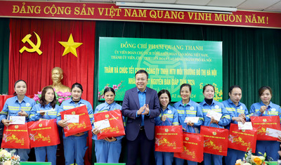 Liên đpàn Lao động TP.Hà Nội Thủ Đô tặng rubi Tết người công nhân dọn dẹp vệ sinh môi trường
