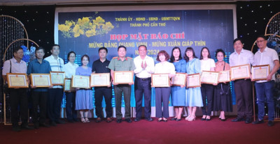 Phóng viên Môi trường và Đô thị Việt Nam được Chủ tịch UBND TP Cần Thơ tặng Bằng khen