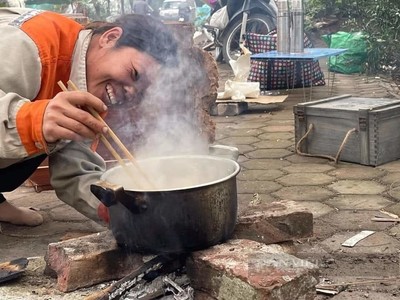 Nụ cười của Nhàn- Một nữ công nhân môi trường trong bữa cơm tất niên