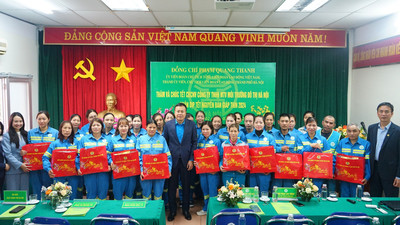 Liên đoàn Lao động Hà Nội đến thăm, tặng 100 suất quà Tết cho công nhân URENCO