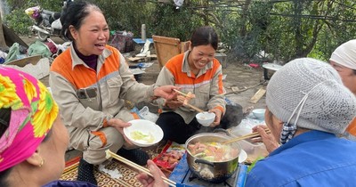 "Bữa tiệc" tất niên giản dị bên lề đường của những nữ lao công Hà Nội