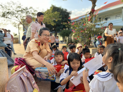 Bà Rịa – Vũng Tàu: CSGT trao quà "Xuân yêu thương" Tết Nguyên đán Giáp Thìn tại Xuyên Mộc