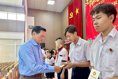 Học sinh nghèo hiếu học tại Kiên Giang được trao 100 suất quà tết