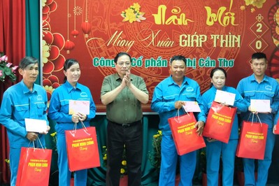 Thủ tướng Phạm Minh Chính thăm và tặng quà Tết cho công nhân môi trường Công ty CP Đô thị Cần Thơ