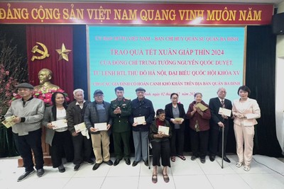 Hà Nội: Quận Ba Đình trao quà Tết cho các gia đình có hoàn cảnh khó khăn