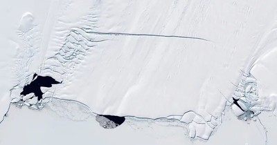 Những lỗ hổng khổng lồ trên thềm băng Nam Cực dẫn vào thế giới ngầm của lục địa băng giá