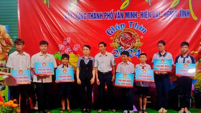 Quận Tân Phú: Trao học bổng cho học sinh Tết Giáp Thìn 2024