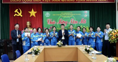 Lãnh đạo quận Hoàn Kiếm (Hà Nội) chúc Tết công nhân vệ sinh môi trường