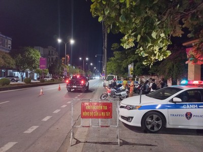 Cảnh sát giao thông Quảng Bình “xuyên đêm, xuyên tết” đảm bảo trật tự an toàn giao thông