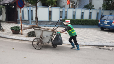 Công nhân vệ sinh môi trường vất vả thu gom rác thải ngày Tết