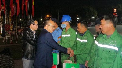 Tạp chí Môi trường và Đô thị Việt Nam lì xì công nhân vệ sinh môi trường tỉnh Thái Bình