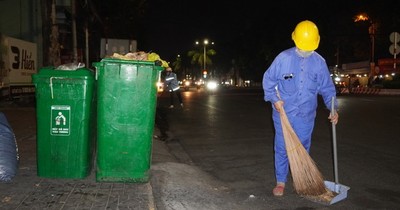Tết đến, công nhân vệ sinh môi trường ‘gồng mình’ tăng ca dọn rác