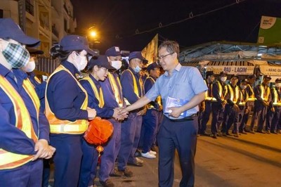 Lãnh đạo tỉnh Khánh Hòa động viên, tặng quà Tết cho công nhân vệ sinh môi trường
