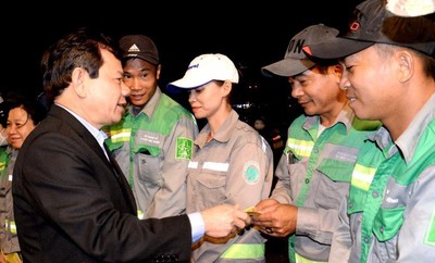 Lãnh đạo tỉnh Quảng Ngãi tặng quà công nhân môi trường trong đêm 30 tết Giáp Thìn 2024
