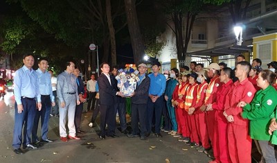 Bí thư Tỉnh uỷ Đắk Lắk tặng quà cho công nhân làm vệ sinh môi trường đêm Giao thừa