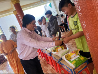 Long An: Tặng quà cho hộ nghèo, bệnh tật tại huyện Thủ Thừa nhân dịp Tết Giáp Thìn 2024