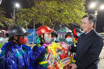 Chủ tịch tỉnh Quảng Bình thăm, động viên các đơn vị làm nhiệm vụ trong đêm giao thừa Giáp Thìn 2024