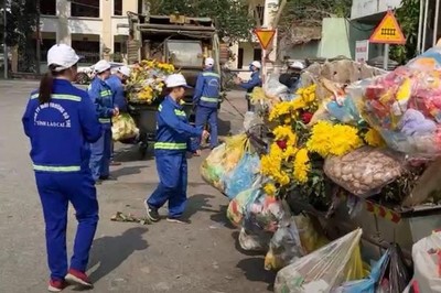 Công nhân môi trường vất vả xử lý rác sinh hoạt sau Tết Giáp Thìn