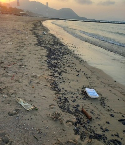 Hà Tĩnh: Xuất hiện dầu vón cục trôi dạt vào bờ biển Kỳ Anh
