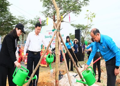 Đà Nẵng trồng 1.000 cây xanh tại Khu công nghiệp Hòa Khánh