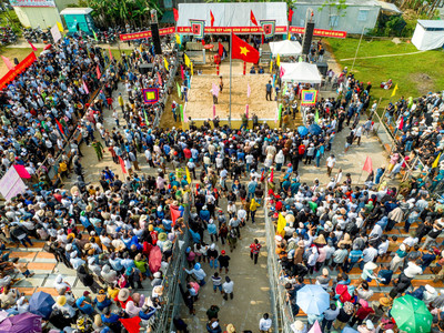 Hàng nghìn người chen chân xem lễ Hội "lấm lưng, trắng bụng" ở Huế