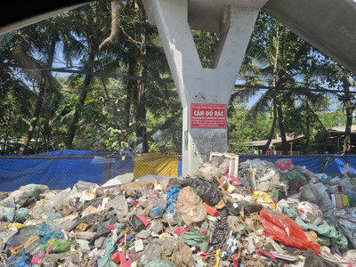 Đồng Nai: Bãi tập kết rác ngay dưới chân cầu vượt đi bộ Hóa An