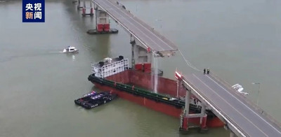 Trung Quốc: Sà lan đâm gãy cầu, nhiều phương tiện rơi xuống sông
