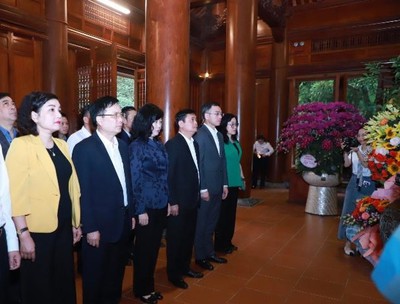 Nghệ An: Bộ trưởng Bộ Y tế Đào Hồng Lan dâng hoa, dâng hương tại Khu Di tích Kim Liên