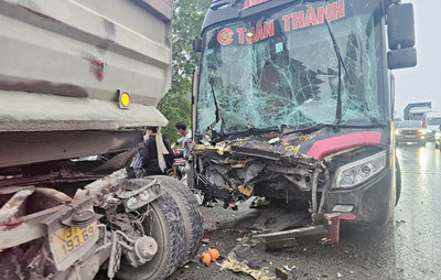 Nghệ An: Tai nạn liên hoàn giữa 3 ôtô, tài xế xe con tử vong tại chỗ